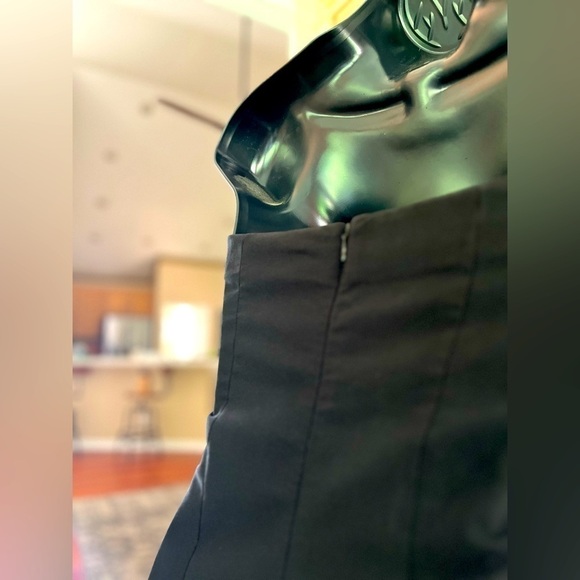 Elegant black strapless dress with red roses trim - Picture 9 of 10